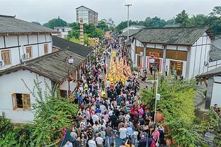 弗鲁米嫩塞中场安德烈：皇马和巴萨都很伟大，但我会选巴萨